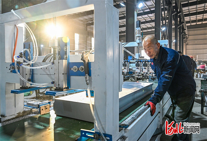 新闻纵深｜“十四五”微记忆③：“丝网二代”的智造突围(图3)