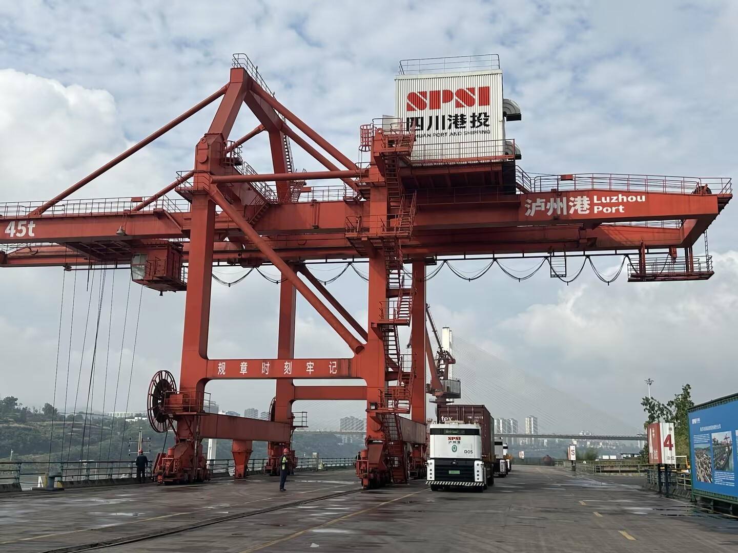 走一线企业看税收合规从车间到港口税收合规护航企业行稳致远(图1)